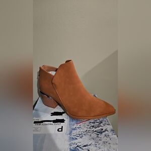 40.    Women's Tan Ankle Boots